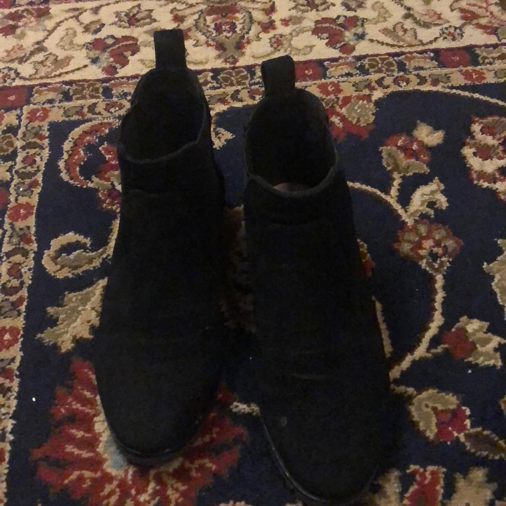 Size 8 suede Karl Lagerfeld booties